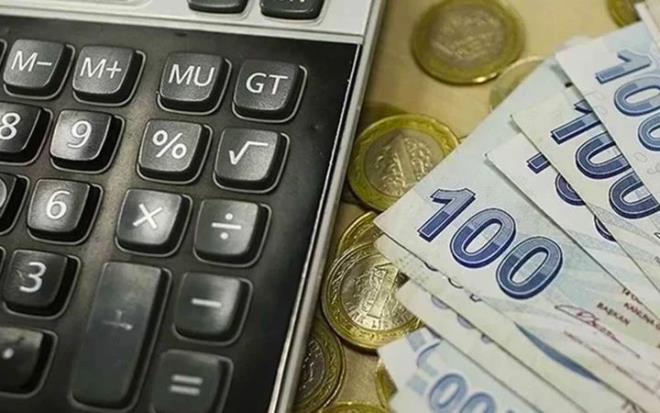 <p>Sigarada yzde 45 nispi TV'nin yan sra maktu TV uygulanyor. 24 Ekim 2025'te 12,1495 TL olan maktu tutar 16 TL'ye karlmt. Yeni FE artyla bu rakam:</p>  <p>?16,00 TL &#8594; 17,7008 TL</p>  <p>Bylece KDV dahil en az 2,04 TL maliyet art olacak. arpan etkisiyle bunun paket fiyatlarna yaklak 5 TL zam olarak yansmas bekleniyor.</p>