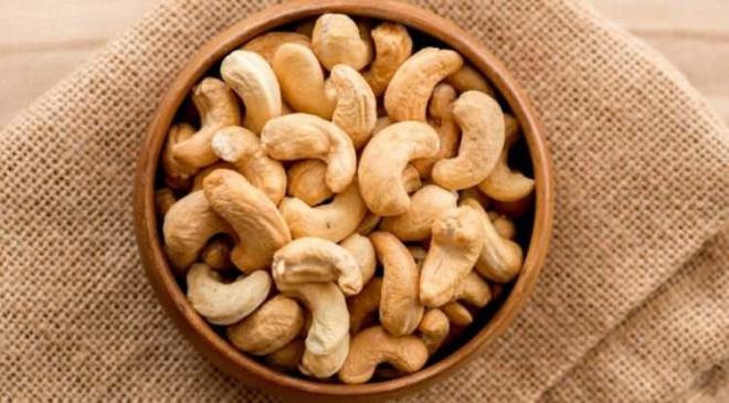 <p><span style="color:#FF0000"><strong>KAJU</strong></span></p>    <p><strong>Leziz tad kadar faydalaryla da adndan ska sz ettiren kaju, beyin fonksiyonlarn ve sinir sistemini destekleyen mineral ve vitaminler asndan zengin bir ierie sahiptir. Bakr ve inko gibi mineraller ieren kaju, hafzay glendirir ve odaklanmaya yardmc olur.</strong></p>