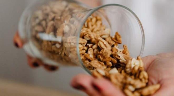 <p><span style="color:#FF0000"><strong>CEVZ</strong></span></p>    <p><strong>Beyin sal iin en faydal kuruyemilerden biri olarak kabul edilen ceviz, omega-3 ya asitleri asndan kuruyemiler arasnda en zengin olandr. Bu da hafzay glendirme ve renme yeteneini artrmada olduka etkilidir.&nbsp;</strong></p>