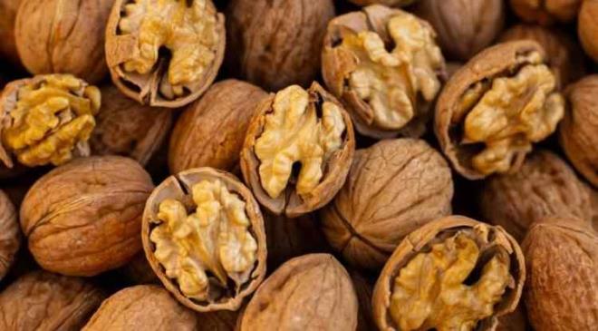 <strong>Ayrca yeterli miktarda omega-3 alm depresyon ve anksiyete semptomlarnn hafifletilmesinde destekleyici bir etkiye sahiptir. Bundan dolay dzenli ceviz tketimi ruh halini olumlu ynde etkileyebilmektedir.</strong>