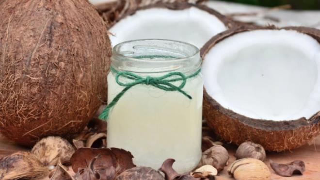 Hindistan cevizi ya: Hindistan cevizi ya, dudaklar besleyen doal ya asitleri sayesinde youn bir nemlendirme salar. Kuruyan ve atlayan dudaklara gnde birka kez ince bir tabaka halinde uygulandnda hzl bir yumuama etkisi oluturur. Cilt bariyerini glendirerek dudaklarn d etkenlere kar daha dayankl olmasna yardmc olur. Souk hava, rzgr veya s deiimleri nedeniyle kuruyan dudaklarda olduka etkilidir. Dzenli kullanm dudaklarn doal parlakln artrr.