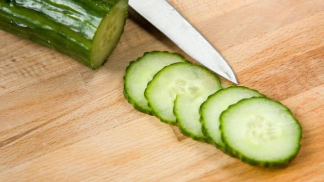 Salatalk: Salatalk, yksek su ierii sayesinde dudaklara annda nem kazandran hafif bir doal bakm salar. Bir dilim salatal dudak zerinde birka dakika bekletmek, gerilme ve kuruluk hissini hzlca azaltr. Salataln serinletici yaps tahri olmu dudaklarn rahatlamasna yardmc olur. Dzenli uygulandnda dudak yzeyinin daha przsz ve yumuak olmasn destekler. Hassas ciltlerde bile yan etki oluturmad iin gvenli bir nemlendirme yntemidir.