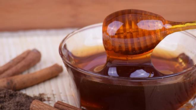 Bal: Bal, doal nem tutucu yaps sayesinde dudaklarn ihtiyac olan nemi hzla geri kazandrr. Dudak yzeyindeki atlaklarn yumuamasn salarken ayn zamanda tahrii hafifletici bir etki sunar. nce bir tabaka bal dudaa srp 10-15 dakika bekletmek, hem rahatlama hem de toparlanma salar. Baln antibakteriyel zellii dudak yzeyinin daha salkl kalmasna yardmc olur. Dzenli uygulandnda dudaklarn daha canl ve dolgun grnmesine katk salar.