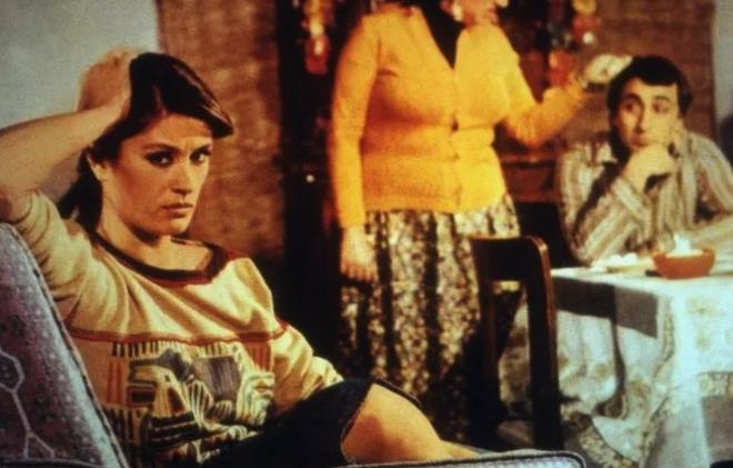 Yeilam'n unutulmaz isimlerinden biri olan usta oyuncu Glen Bubikolu, 71. yana zel paylat fotorafla sosyal medyada byk yank uyandrd. Usta oyuncunun zarafeti ve yllara meydan okuyan gzellii yeniden gndem oldu. Sosyal medyada byk ilgi gren o fotoraf, ksa sre iinde beeni ve yorum rekoru krd. Adeta yllara meydan okuyor...