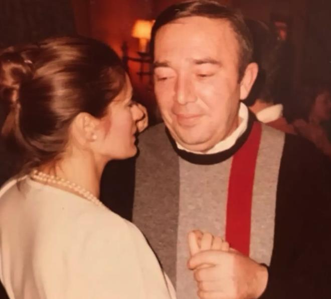 Usta oyuncu, 2024 ylnda hayatn kaybeden ei Trker nanolu'nun vefatyla byk bir ac yaam; bir sre gzlerden uzak bir hayat srmt. Son dnemde ise yapt paylamlarla yeniden gndeme gelmeye balad.