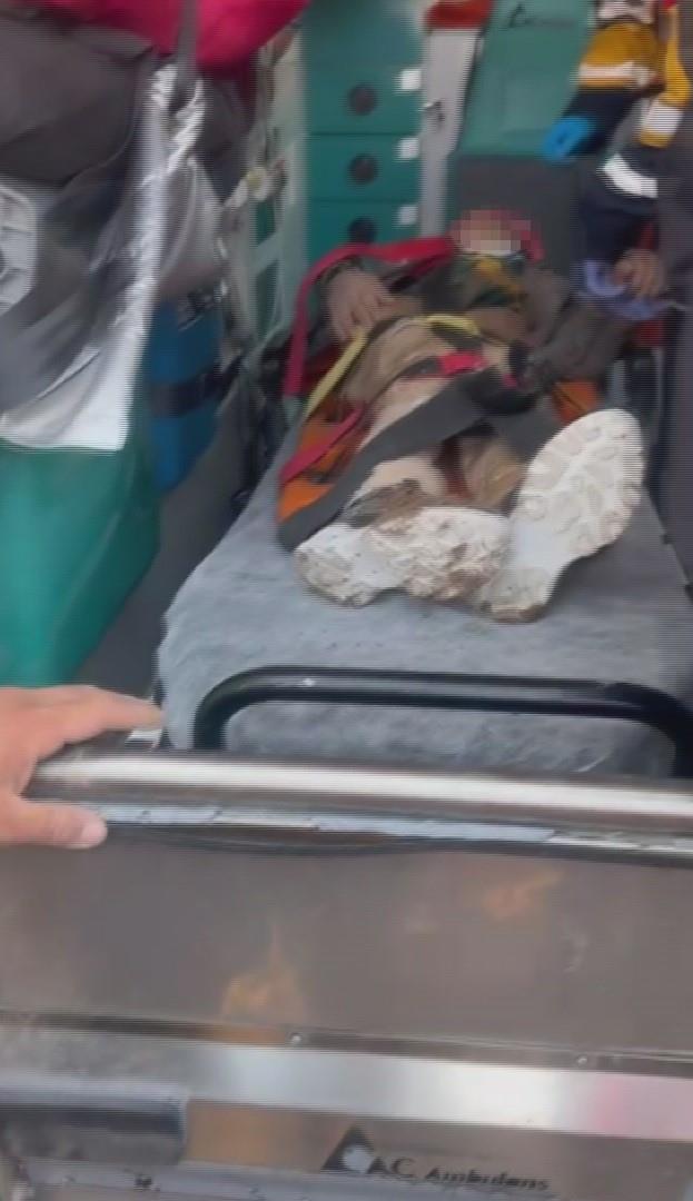 <strong>Baraj kysnda kayalarn altnda bulundu</strong><br>  Yaplan aramalar sonucunda Amir, Reyhanl baraj gl kysnda, zeri kayalarla kapatlm halde yaral olarak bulundu. Bitkin ve hareket edemeyecek durumda olan ocuk, ekipler tarafndan kayalarn altndan karld.