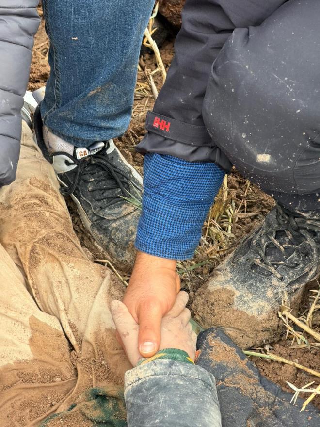 <strong>Olay yerinde ilk mdahale, ardndan hastaneye sevk</strong><br>  Salk ekipleri, olay yerinde Amir'e ilk mdahaleyi yaparak hayati kontrollerini gerekletirdi. Yaral ocuk daha sonra ambulansla hastaneye kaldrlarak tedavi altna alnd.