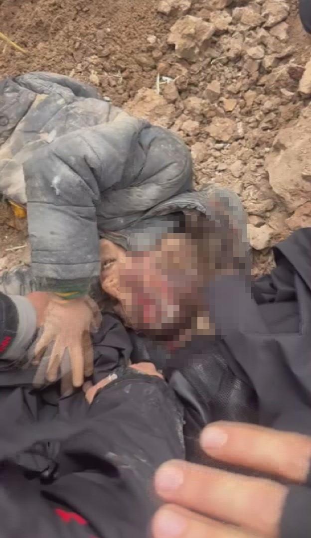 <strong>Okul k kaybolan 10 yandaki Amir iin alarm</strong><br>  Hatay'n Reyhanl ilesi Kurtulu Mahallesi'nde yaayan 10 yandaki Suriye uyruklu Amir Alcedduh, iki gn nce okuldan ktktan sonra ortadan kayboldu. Ailesi ve yaknlar, kk ocuktan haber alamaynca durumu jandarma ekiplerine bildirerek yardm istedi.