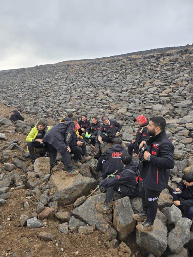 <strong>Day M.E. gzaltna alnd, soruturma sryor</strong><br>  Amir'in ifadeleri zerine harekete geen jandarma ekipleri, day M.E. isimli pheliyi ksa srede yakalayarak gzaltna ald. ocuun salk durumu hastanede takip edilirken, olayla ilgili ok ynl soruturma balatld.