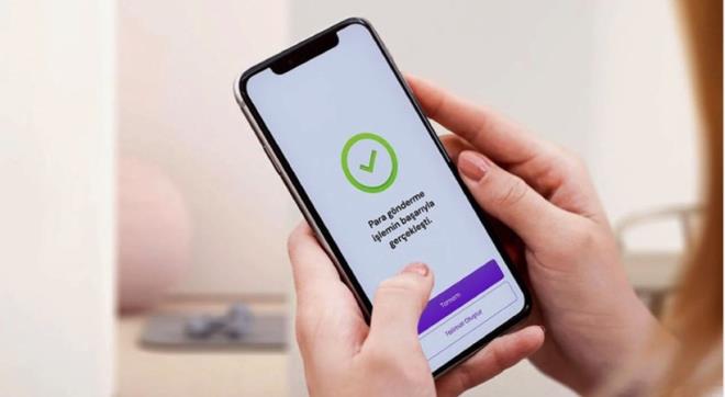 Milyonlarca insann gnlk hayatta para transferi yapmak iin ska paylat ve ihtiya duyduu IBAN numaralar, ou kii tarafndan zararsz bir bilgi olarak grlyor. Ancak uzmanlara gre IBAN, yanl kiilerin eline getiinde dolandrclk saldrlarnn ilk hedefi oluyor ve birok kapy aralyor. nk bir IBAN numarasndan yola klarak ad-soyad bilgisine ve dier kiisel verilere ulamak artk mmkn hale geldi. Bu durum yalnzca kullanclar deil, bankaclk sistemlerinin gvenliini de tartmaya ayor.&nbsp;