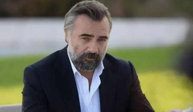 Son dnemde sunduu Kim Milyoner Olmak ster yarmasyla sk sk gndem gelen usta oyuncu Oktay Kaynarca bu defa yeni yatrmyla gndeme geldi.&nbsp;