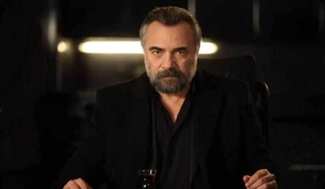 Saat koleksiyonu olduu da bilinen oyuncu, yine hem yatrm hem de evine asmak iin tablolar inceledi.&nbsp;