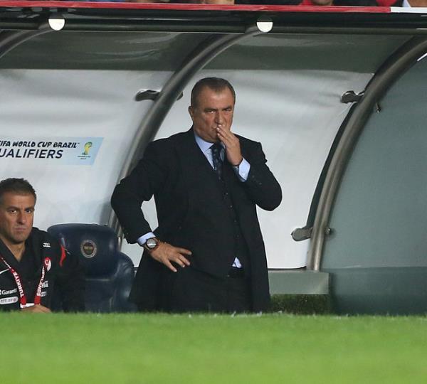 Siniri yapt hareketlerden anlalan Terim, kzgnln yanndaki yardmclar ve yedek kulbesindeki oyunlarla paylat...