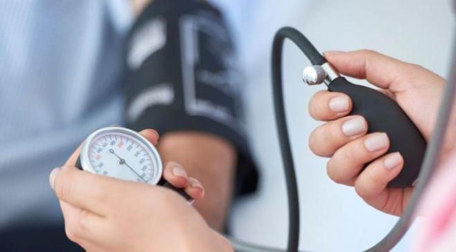 <strong>Kalp ve damar saln tehdit eden "yksek tansiyon" riski, kalp krizi, inme ve bbrek hasar gibi ciddi salk sorunlarna dahi neden olabiliyor.</strong>