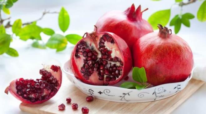 <span><em><strong>Dengeli ve salkl beslenme, yksek tansiyonu etkili bir ekilde kontrol etmede olduka nemli. Antioksidan ve potasyum zengini olan nar ise yalnzca lezzetiyle deil, doal bir tansiyon dostu olarak krmz bir mcevher gibi parlyor. Bu bereketli meyvenin faydalarn duyunca siz de ok aracaksnz...</strong></em></span>