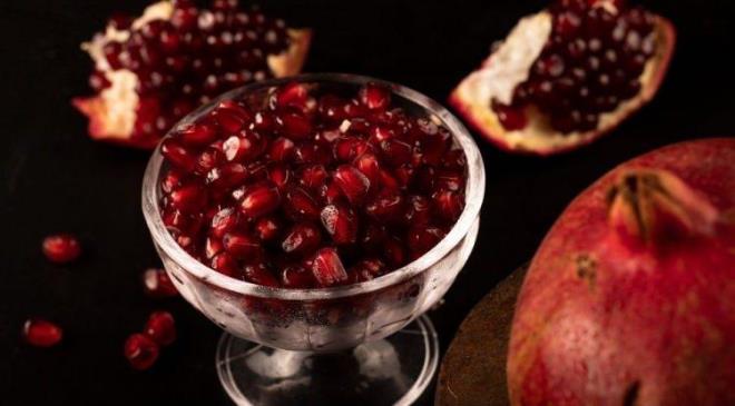 <strong>te yandan, yksek oranda polifenoller ieren nar, damarlarn esnekliini artrarak kan dolamn rahatlatr ve kalp ritmini desteklemeye yardmc olur.</strong>