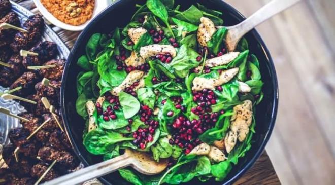 <strong>Uzmanlara gre; dzenli nar tketimi kalbin "saat gibi" almasna katkda bulunuyor. Gnde 1 adet nar tketebileceiniz gibi, salatalara, yourt veya smoothie'lere de bu esiz meyveyi ekleyebilirsiniz.</strong>