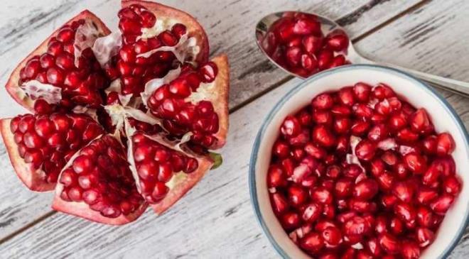 <strong>Son yaplan aratrmalardan biri; gnde yaklak 280 ml nar suyu imenin, kan basncnn en yksek deerini (sistolik) yaklak 6 puan drdn ortaya koyuyor. Sz konusu 280 ml'den fazla nar suyu imek ise en yksek deeri daha fazla drmemi ama en dk deeri (diyastolik) yaklak  puan drmtr.</strong>