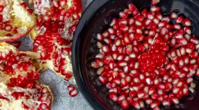 <strong>Bu besinlerden biri de hem lezzeti hem de faydalaryla dikkat eken 'nar'. Antalya'nn Gazipaa'dan Finike'ye, Alanya'dan Kumluca'ya uzanan blgelerinde yetien nar, antioksidan ve potasyum ieriiyle dikkatleri zerine ekiyor.</strong>