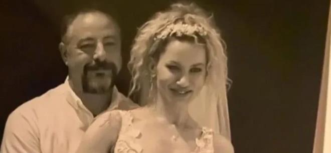 ounluu kadn olan takipiler, "ok zc bir durum. Gerekeni yapacanz umut ediyorum gemi olsun", "Bir kadn olarak bir anne olarak bir insan olarak hic kimse bunu hak etmiyor..Siz ok gl bir kadn ve en nemlisi annesiniz..gemi olsun.", Hey gidi ocuklugumuzun gzel oyuncusu, blbl seslisi...yerin ok ayri bizde. ok gemi olsun" ifadelerini kulland.