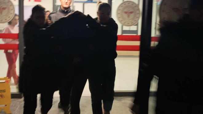 <h2 class="mb-2 mt-4 font-display font-semimedium text-base first:mt-0">Olayn yaand apartman</h2>  <p class="my-2 [&amp;+p]:mt-4 [&amp;_strong:has(+br)]:inline-block [&amp;_strong:has(+br)]:pb-2">Olay, Harmanlar Mahallesi Vali Ak Caddesi zerindeki apartmann 5'inci katndaki kapal terasta, Gll'nn kz ve arkadayla birlikte elendii srada meydana geldi. Sanat, terasn penceresinden derek ar yaraland ve tm mdahalelere ramen kurtarlamad.</p>