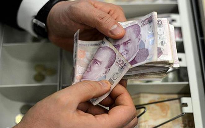 Milyonlarca alan yeni asgari creti bekliyor. Gzler 12 Aralk'ta yaplacak olan kritik toplantya evrilirken eitli tahminler de yaplyor. Geen yl tahmininde baarl olan JPMorgan, yaynlad raporunda 2026 asgari cret beklentisini aklad. Asgari cret ne kadar olacak, asgari crete ne kadar zam gelecek?