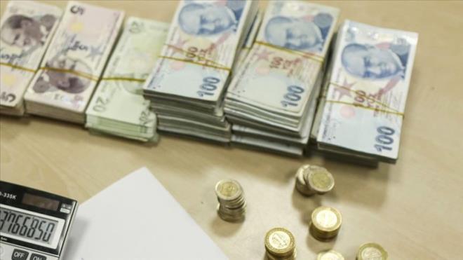 alma ve Sosyal Gvenlik Bakanl, komisyonda ii kesimini temsil eden TRK- ile iveren kesimini temsil eden Trkiye veren Sendikalar Konfederasyonunu (TSK) 12 Aralk saat 14.00'te toplantya davet etti. Bylece asgari crette ilk toplant 12 Aralk Cuma gn gerekleecek.