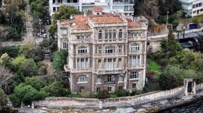 <p><strong>23 ODASI VAR</strong></p>    <p>23 odal, 5 salonlu ve 8 banyolu Zeki Paa Yals d grnm ve boaz manzarasyla da uzun yllardr Trkiye'nin lks gayrimenkul piyasasnda zel bir yere sahip.</p>