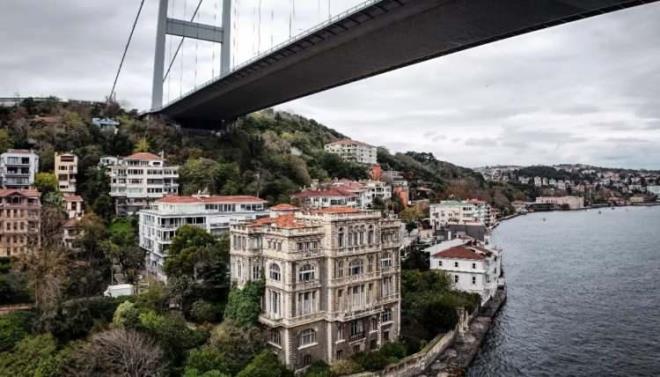 Saryer Rumelihisar'nda, Fatih Sultan Mehmet Kprs'nn hemen altnda yer alan yal, benzersiz konumu ve mimarisiyle dikkatleri zerine ekiyor.