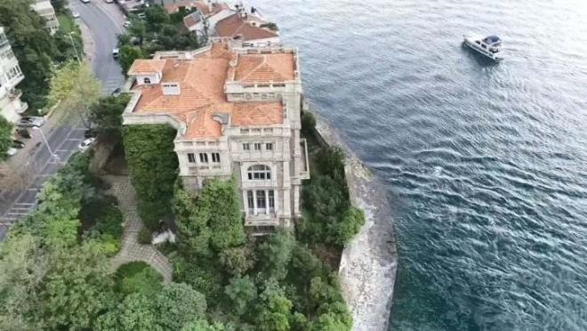 1908'de 2. Merutiyet'in ilannn ardndan grevlerinden uzaklatrlan Zeki Paa 1914 ylnda vefat ederken, Boaz'n incilerinden saylan gsterili yals zamanla el deitirdi.