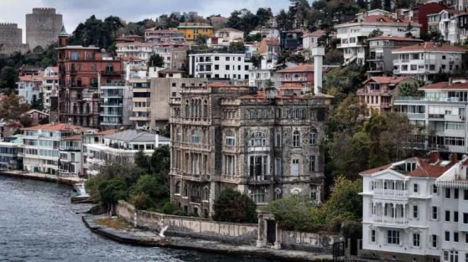 <p><strong>PAA YALISI'NIN TARH</strong></p>    <p>Osmanl Sultan 2. Abdlhamit dneminde Tophane Mirlii yapan Zeki Paa'nn yaly, 20. yzyln balarnda mimar Alexandre Vallaury'ye, ailesiyle zellikle yaz aylarnda kullanaca bir sayfiye konutu olarak ina ettirdii biliniyor.</p>