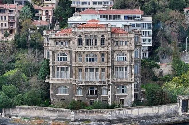 <p><strong>PAHA BLEMYOR</strong></p>    <p>Boaz hattndaki dier yallarn 2 ila 6 milyar TL arasnda deien fiyatlarla listelendii dnldnde, uzmanlar Zeki Paa Yals iin "paha biilemiyor" yorumunu yapyor.</p>