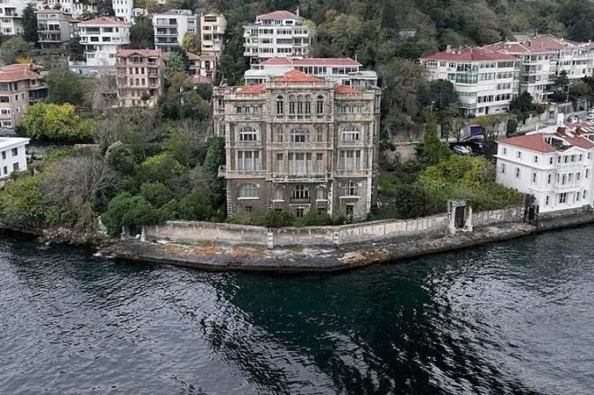 stanbul Boaz'ndaki en pahal yallardan olan&nbsp;130 yllk olan&nbsp;Tophane Miri&nbsp;Zeki Paa yals getiimiz gnlerde yeniden sata karld.&nbsp;