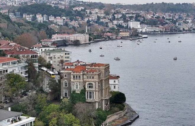 <p><strong>STANBUL'UN MRASI YEN SAHBN NEKLYOR</strong></p>    <p>&nbsp;Benzersiz mimarisi ve tarihi dokusuyla Boaz hattnn simgelerinden biri olan Zeki Paa yals kimin alaca merak konusu.</p>