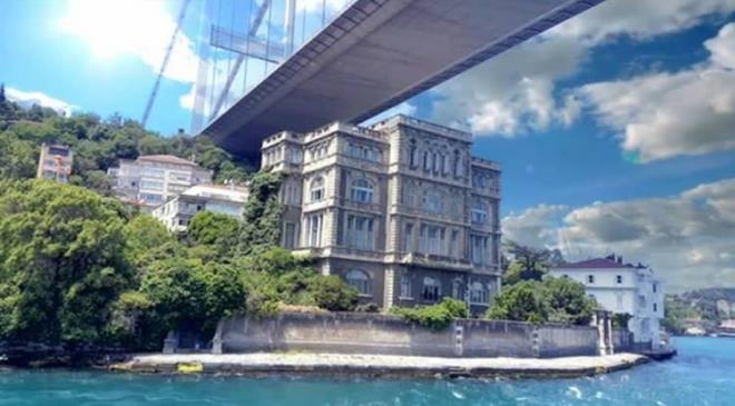 <em><strong>stanbul Boaz'nn en ihtiaml ve en deerli yaplarndan biri olarak gsterilen Zeki Paa yals tekrar sata kt. 23 odas ve 5,5 milyon emlak vergisiyle Trkiye'nin en pahal yalsna istenen fiyat dudak uuklatt.&nbsp;</strong></em>