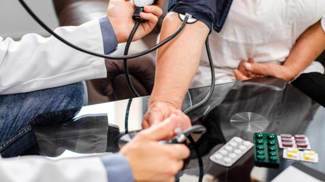 Yenerel, yallkta sk grlen hastalklardan birinin katarakt, dierinin ise glokom (gz tansiyonu) olduunu, aile bireylerinde gz ii basnc ykseklii olan kiilerde glokom riskinin daha fazla olduunu anlatt. Prof. Dr. Yenerel, 50 ya sonras dnemde yaa bal sar nokta hastal (makula dejenerasyonu) riskinin arttna da dikkati ekerek, unlar kaydetti: 'Bu hastalk, ileri yalarda grme azalmasnn en nemli nedenlerinden biridir. Salkl bir beslenme, aktif yaam tarz ve sigara kullanmnn olmamas sar nokta hastal iin byk nem tar. zellikle Akdeniz tipi beslenme, yeillik, sebze, meyve ve haftada iki kez balk tketimi koruyucu etki salar.' Yenerel, sigarann, sar nokta hastalnn ilerlemesini hzlandrdna iaret ederek, 'Sigara en gl zehirlerden biridir. Sar nokta hastalnda, kuru tipten ya tipe geii hzlandrr. Bu da gz ii enjeksiyonlarla tedavi gerektiren ciddi bir tabloya yol aabilir. Bu nedenle sigaray mmkn olan en erken yata brakmak gerekir.' ifadelerini kulland.