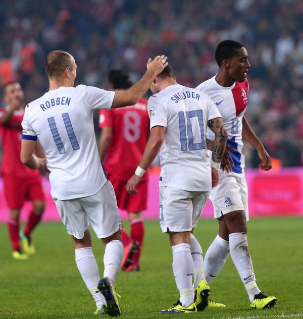 Hollandal futbolcular, play-off biletini karan Trk meslektalarn teselli etmeye alt.