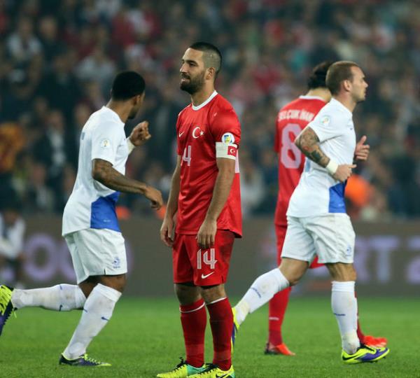 Hollandal futbolcular, centilmenlik gstererek kendilerini soyunma odasna alklarla uurlayan Trk sporseverlerin jestine ayn ekilde alkla yant verdi.