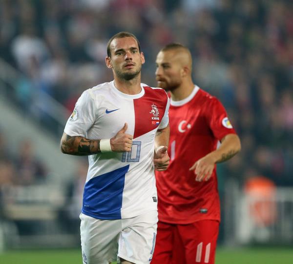 Milliler olduka zgn biimde soyunma odasna gitti.