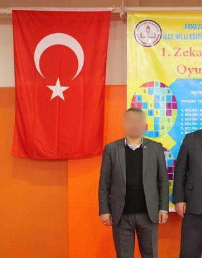 pheli Tutukland, Tavuktan Numune Alnd<br>  Polis ekipleri tarafndan gzaltna alnan Z.S., emniyetteki ilemlerinin ardndan adliyeye sevk edildi ve karld mahkemece tutuklanarak cezaevine gnderildi. Olay sonras okulda inceleme yapan ekipler, tavuk yemeinden numune alarak laboratuvara gnderirken, kimyasal analiz sonularna gre olayn ayrntlarnn netlik kazanaca belirtildi.