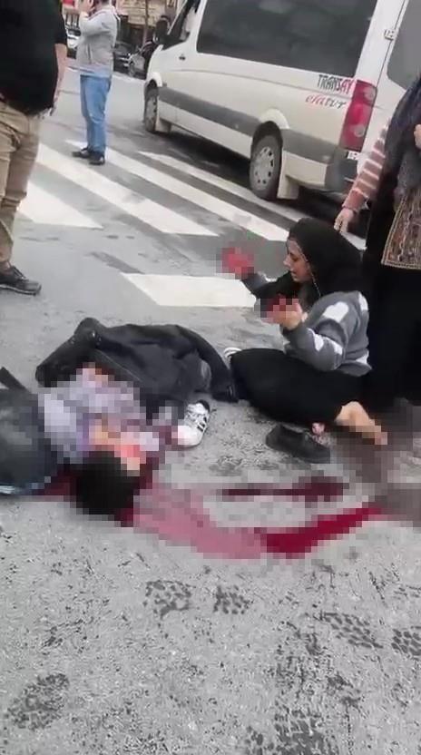 Yaya geidinde yolun karsna gemeye alan Mira'a, H.T. ynetimindeki servis minibs arpt; arpmann iddetiyle kk ocuk ar yaralanrken, srcnn korkuyla olay yerinden alt sokaa kat belirtildi.