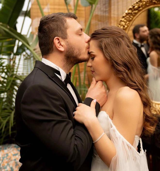 Salk, jandarma ve itfaiye ekipleri dakikalar iinde blgeye ulat. Kazada src Mert zsz olay yerinde hayatn kaybederken, ei rem zsz ve iki kii yaral olarak kurtarld.