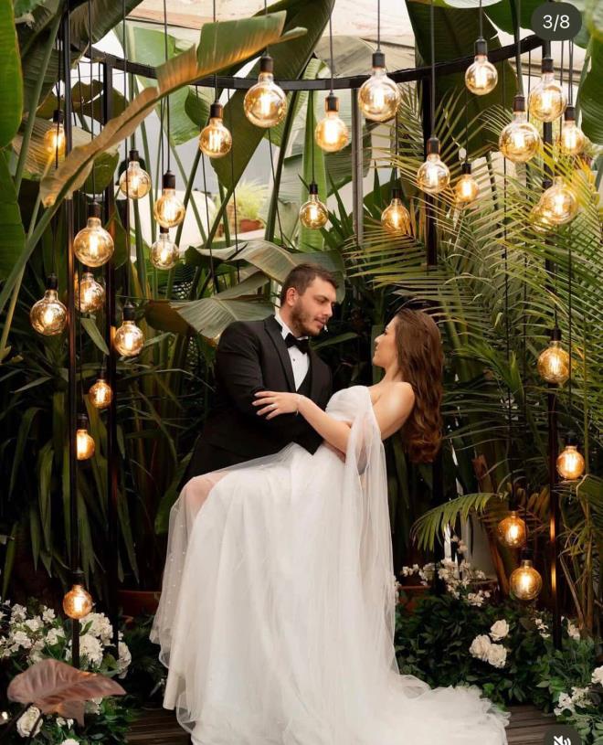 Kaza Sonras Yol Kenar<br>  Salk, jandarma ve itfaiye ekipleri dakikalar iinde blgeye ulat. Kazada src Mert zsz olay yerinde hayatn kaybederken, ei rem zsz ve iki kii yaral olarak kurtarld.