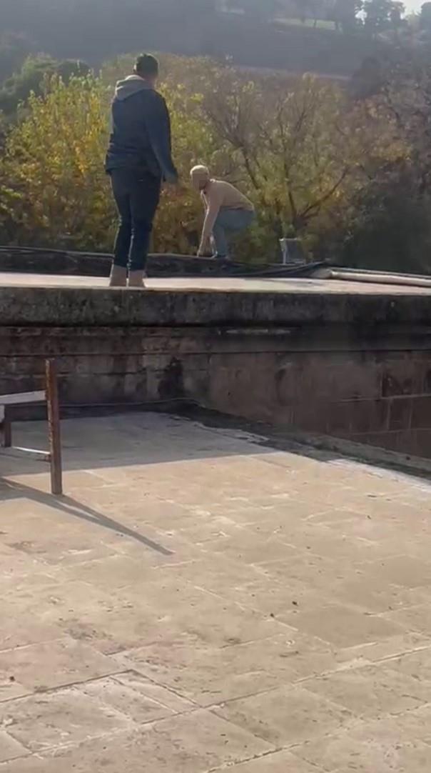 <strong>Rzvaniye Camisi'nde Gerilim Dakikalar</strong><br>  Olayn balad Rzvaniye Camisi evresinde vatandalar byk bir aknlk yaad. Grg tanklar, adamn cami avlusunda uzun sre dolatn ve "iten atldm" diyerek bardn anlatt.