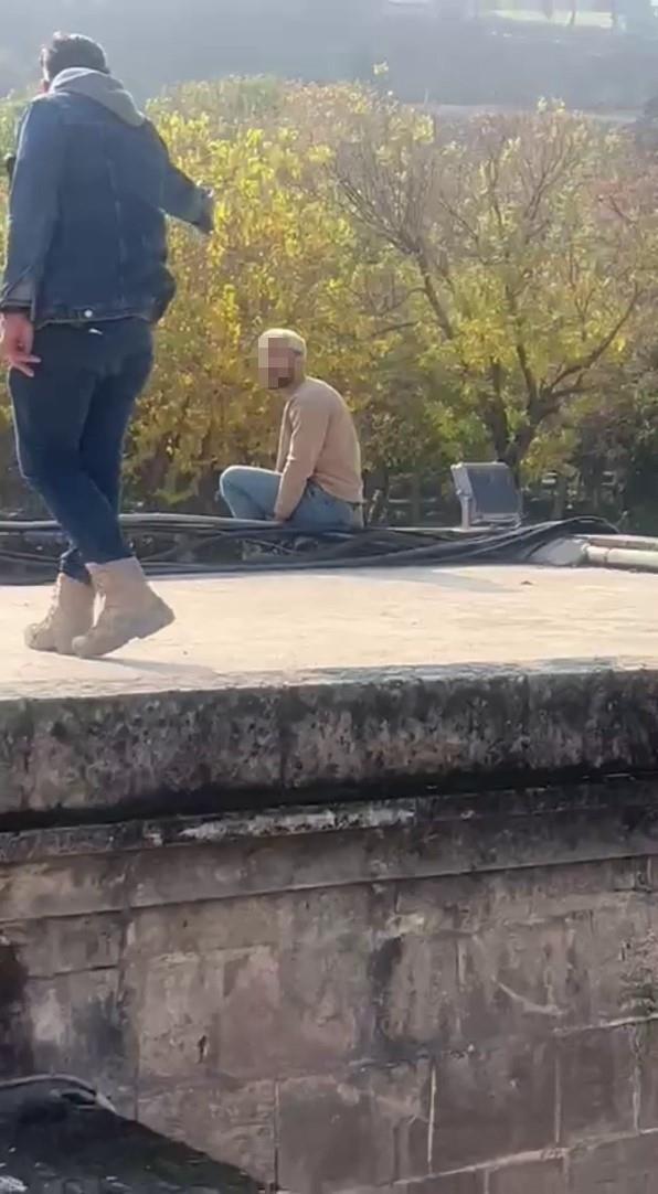 <strong>Polis Ekipleri Olay Yerine Kotu</strong><br>  Vatandalarn ihbar zerine ok sayda polis ve salk ekibi olay yerine sevk edildi. Gvenlik nlemleri alan polis, adam ikna etmeye alt ancak tm abalar sonusuz kald.