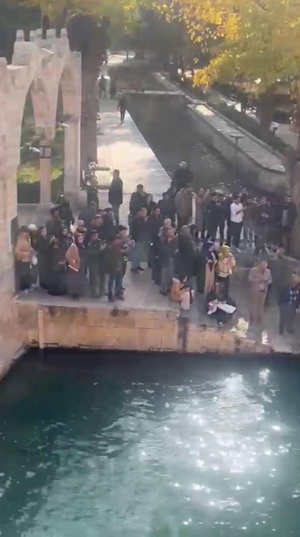 <strong>Ekiplerin Hzl Mdahalesi</strong><br>  Suya atlayan ahs, ksa srede olay yerine ulaan ekipler tarafndan kurtarld. Salk grevlileri, ahsn ilk mdahalesini gl kenarnda gerekletirdi.   Salk kontrolnden geirilen ahs ifadesi alnmak zere emniyete gtrld. Olayla ilgili soruturma devam ederken, vatandalar yaananlara "akl almaz" yorumunda bulundu.