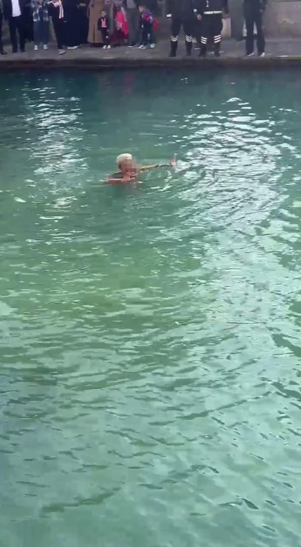 <strong>Balklgl'de Nefes Kesen Anlar</strong><br>  kna olmayan ahs, bir anda cami duvarndan Balklgl'e atlad. evredekiler korku dolu anlar yaarken olay saniye saniye cep telefonlarna yansd.