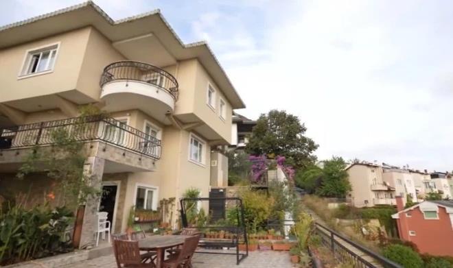 <p>Yaprak Dkm&nbsp;dizisinde canlandrd Ali Rza Bey karakteriyle hatrladmz Halil Ergn son olarak Gzel Aklar Diyar dizisiyle izleyicisinin karsna kmt.</p>  <p>Bir sredir ekranlardan uzak olan usta&nbsp;oyuncu&nbsp;rahatszlanarak apar topar hastaneye kaldrld. Halil Ergn'n zel bir hastanede operasyon geirdii renildi.</p>