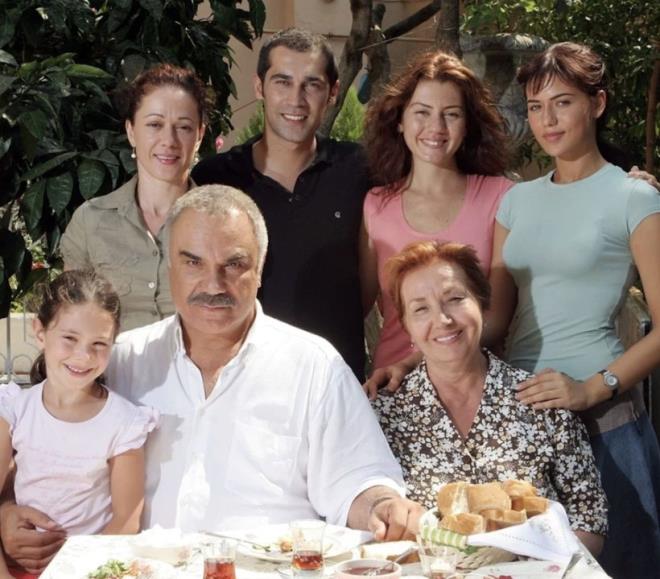 stanbul Haydarpaa Lisesi ve Bursa Atatrk Lisesinde okuduktan sonra Pertevniyal Lisesi'nden mezun oldu. Ankara niversitesi Siyasal Bilgiler Fakltesi'nde okudu. Halk Oyuncular'nda Teneke adl oyunla profesyonel oldu. Vasf ngren, Mustafa Alabora ve Erdoan Akduman ile Ankara Birlik Tiyatrosu'nu kurdu.