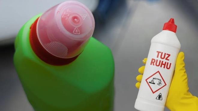 Bir rn kullanm amacna uygun olmayan bir ekilde kullandnzda zarar grme ihtimaliniz daha yksek oluyor. lkemizde yaygn olarak tuz ruhu gibi yzey temizleyiciler ve amar suyunun kartrlmas zehirli, ldrc olabilen gazlara neden oluyor. Bu gazlarn solunmas akcier yoluyla etkilenme ve sonuta kalp zerinden bir lmle maalesef sonulanabiliyor. Dolaysyla bununla ilgili reticinin nerdii ekilde tedbirlerin alnmas gerekiyor. Bu koruyucu gzlk, eldiven, maske olabilir. Yine rnn kullanld yerin havalandrma derecesi, pencerenin ak olup olmad, maske kullanm sonucu etkileyebilen faktrler olarak sralanabilir. rnlerin bir ksm kanserojen etkiler yapabilirken, bir ksm cilt ve akcierde tahrie neden olabiliyor, bir ksm beyinde birikip beyinle ilgili nrolojik hasarlara neden olabiliyor."